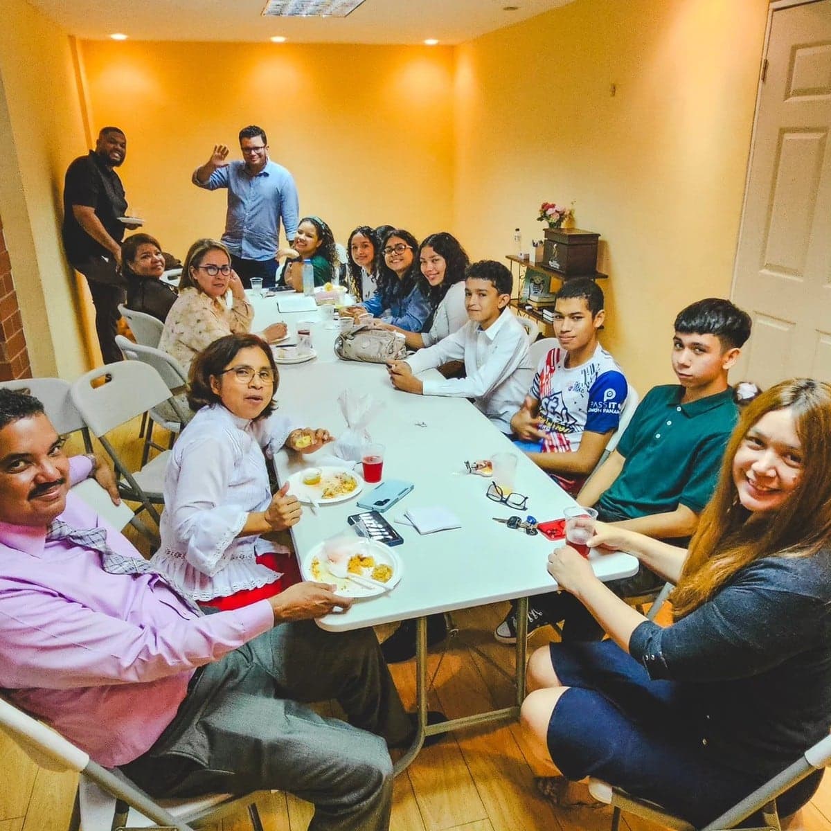 La comunidad compartiendo la comida alrededor de la mesa un sábado