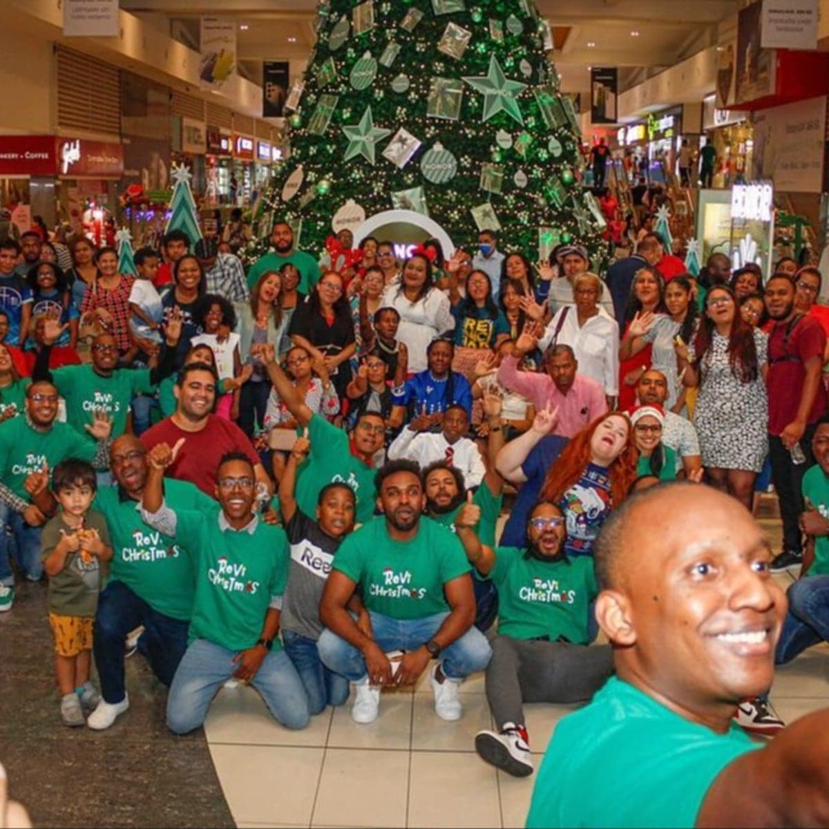 Toda la comunidad con camisetas verdes en el concierto Revi Christmas