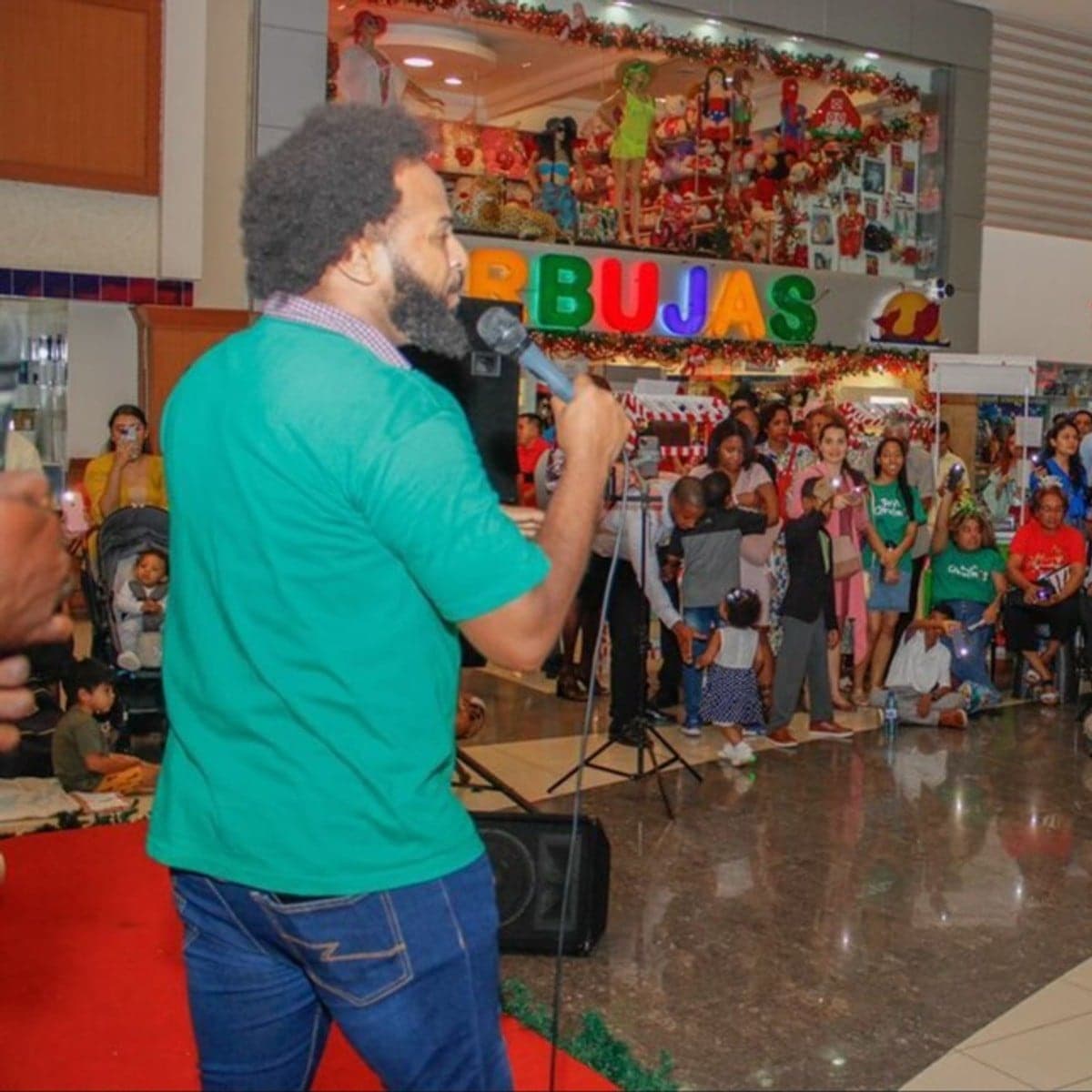 Un cantante de reVIVE con el micrófono en el concierto de Navidad